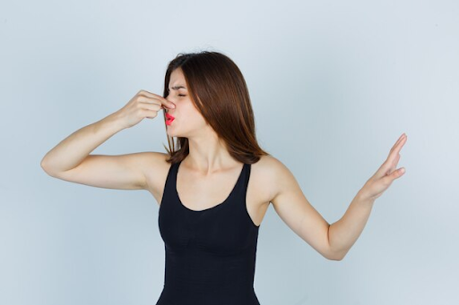 Remove the ingrained smell of sweat from clothes under the arms: effective methods and means